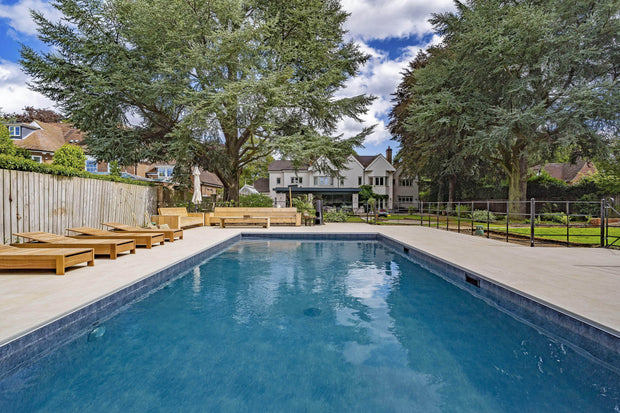 Blissful Beaconsfield Swimming Pool