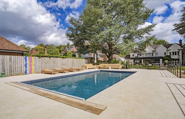Blissful Beaconsfield Swimming Pool