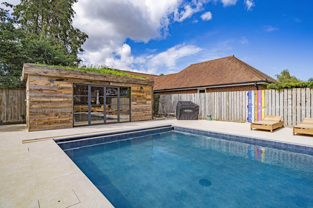 Blissful Beaconsfield Swimming Pool