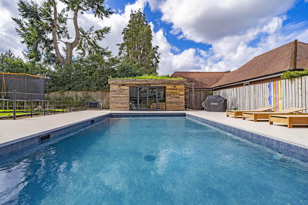 Blissful Beaconsfield Swimming Pool