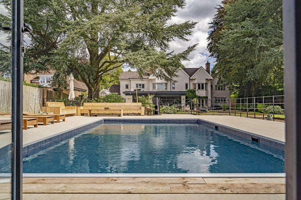Blissful Beaconsfield Swimming Pool